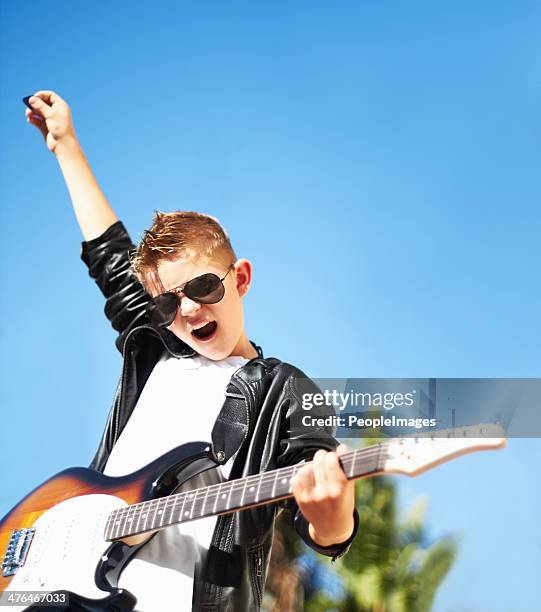 rockstar giocando con un atteggiamento - musicista di musica pop foto e immagini stock