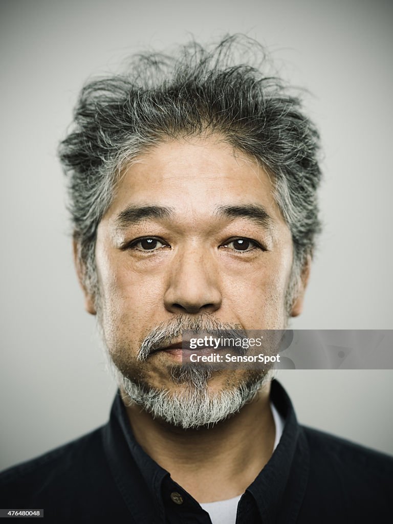 Retrato de un hombre con auténtico estilo japonés gris de cabello.