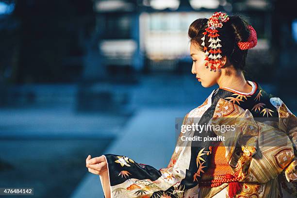 portrait de jeune femme en kimono japonais - kimono photos et images de collection