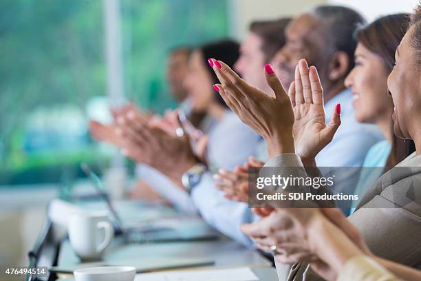 professionelle business-menschen applaudieren lautsprecher im seminar oder konferenz - african hands clap stock-fotos und bilder