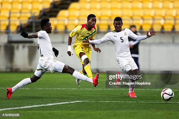Souleymane Diarra of Mali shoots past the defence of Emmanuel Ntim and Kingsley Fobi of Ghana during the FIFA U-20 World Cup New Zealand 2015 Round...