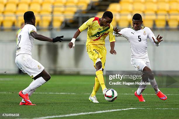 Souleymane Diarra of Mali shoots past the defence of Emmanuel Ntim and Kingsley Fobi of Ghana during the FIFA U-20 World Cup New Zealand 2015 Round...