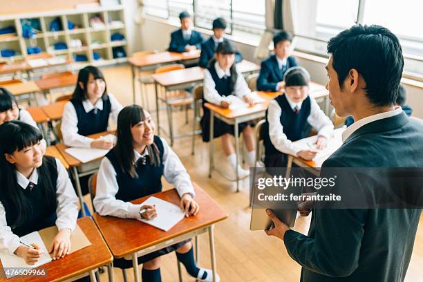 教師とデジタルタブレットを使用して、学生、日本の学校 - 中学校 ストックフォトと画像