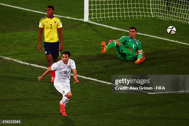 Rubio Rubin of USA celebrates his team's first goal as goalkeeper Alvaro Montero and Jeison Angulo of Colombia reactduring the FIFA U-20 World Cup...