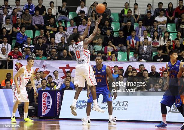 Emmanuel Mudiay of Guangdong Southern Tigers in action during the CBA 14/15 game against Sichuan Jinqiang on November 16, 2014 in Dongguan, Guangdong...