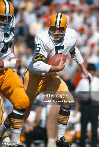 Running back Paul Hornung of the Green Bay Packers carries the ball against the Baltimore Colts during an NFL football game October 28, 1962 at...