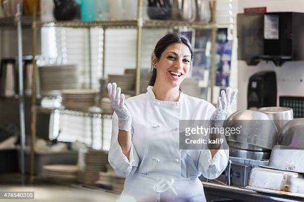 female chef in a commercial kitchen - kokkin stockfoto's en -beelden