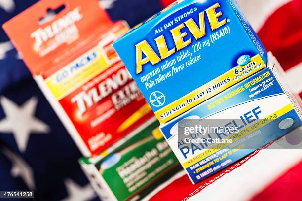 generic brand pain medication vs name brand aleve and tylenol. - tylenol stock pictures, royalty-free photos & images