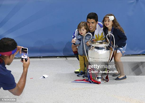 Luis Suarez of Barcelona, his daughter Delfina Suarez and his son Benjamin Suarez celebrate the victory after the UEFA Champions League Final between...