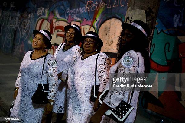 Members of Mocidade samba school get ready prior to their entrance as part of the 2014 Brazilian Carnival at Sapucai Sambadrome on March 03, 2014 in...