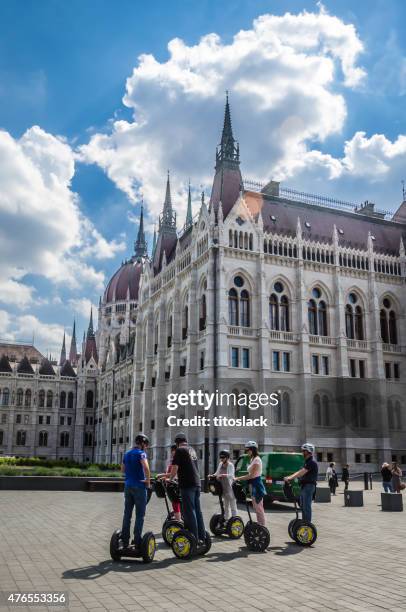 touristen auf dem segway-roller - segway stock-fotos und bilder