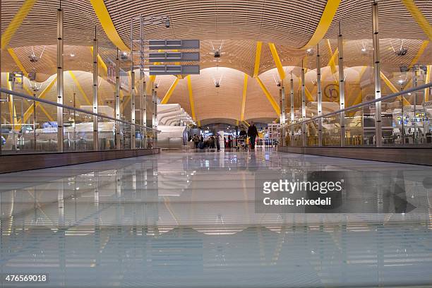 barajas international airport in madrid - madrid barajas airport stockfoto's en -beelden