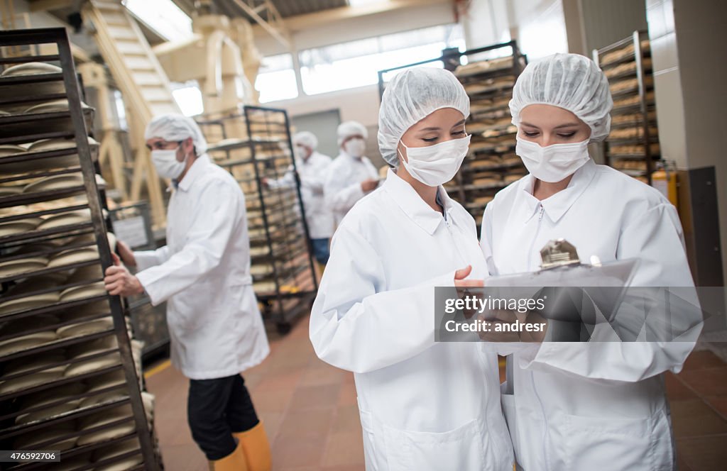 Las mujeres trabajando en una fábrica de alimentos