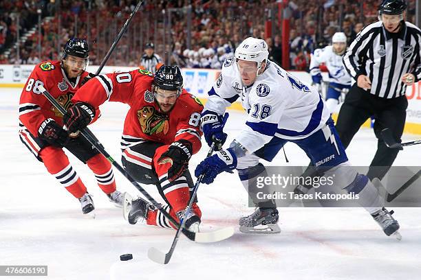 Ondrej Palat of the Tampa Bay Lightning and Antoine Vermette of the Chicago Blackhawks faceoff in the first period during Game Four of the 2015 NHL...