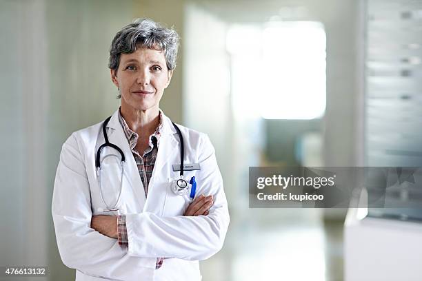 you are in capable hands - female doctor portrait stockfoto's en -beelden