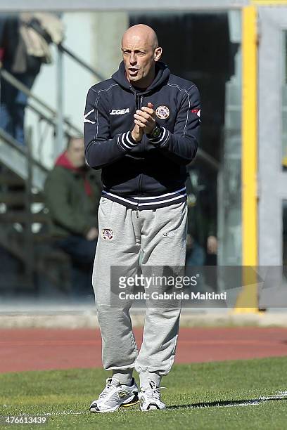 Domenico Di Carlo head coach of AS Livorno Calcio shouts instructions to his players during the Serie A match between AS Livorno Calcio and Hellas...
