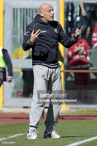 Domenico Di Carlo head coach of AS Livorno Calcio shouts instructions to his players during the Serie A match between AS Livorno Calcio and Hellas...