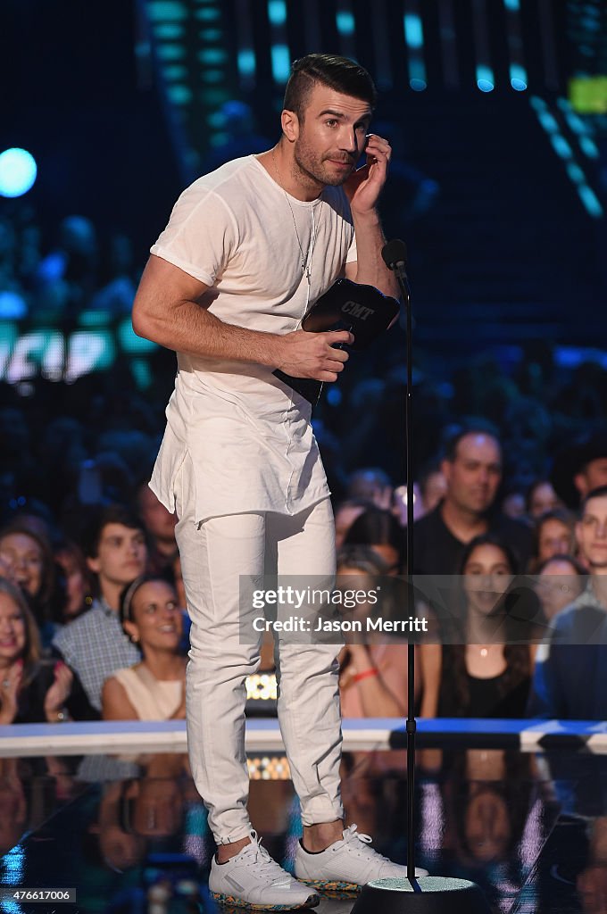 2015 CMT Music Awards - Show