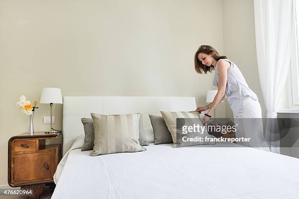 bella donna rilassante all'interno della camera da letto - arrangiare foto e immagini stock