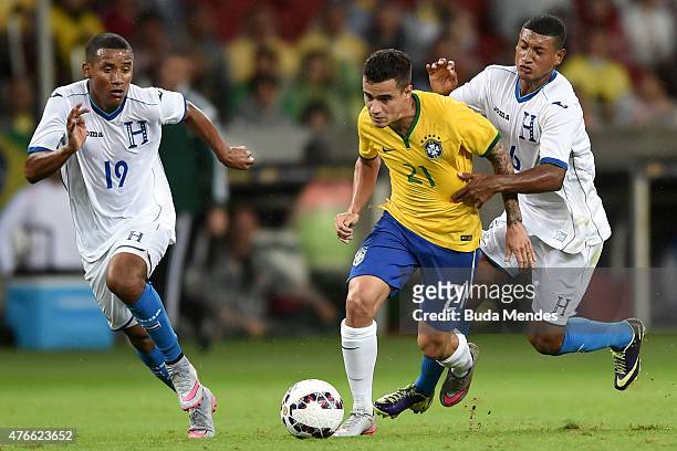Phillipe Coutinho of Brazil and Luis Garrido and Bryan Acosta of Honduras compete for the ball during the International Friendly Match between Brazil...