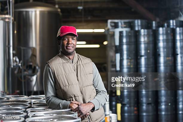 homem afro-americano a trabalhar na mini-fábrica de cerveja - steel drum imagens e fotografias de stock