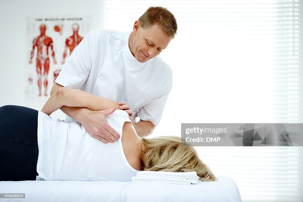 Chiropratico Massaggiare sul retro di una paziente