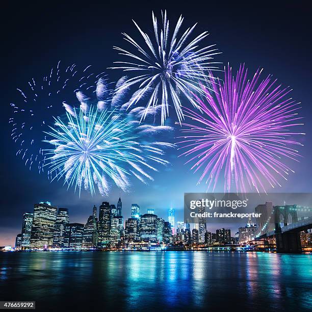 celebración del día en la ciudad de nueva york - firework display fotografías e imágenes de stock