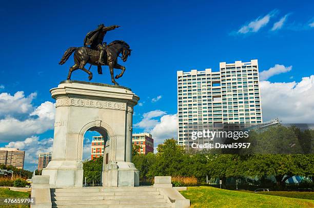 museumplein mit den sam houston monument und bogen - houston stock-fotos und bilder