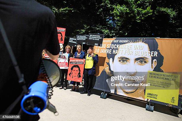 Simone Peter , Federal Chairman of Buendnis 90/ Die Gruenen, and Klaus Staeck demonstrate outside the Saudi Arabian Embassy against the recent Saudi...