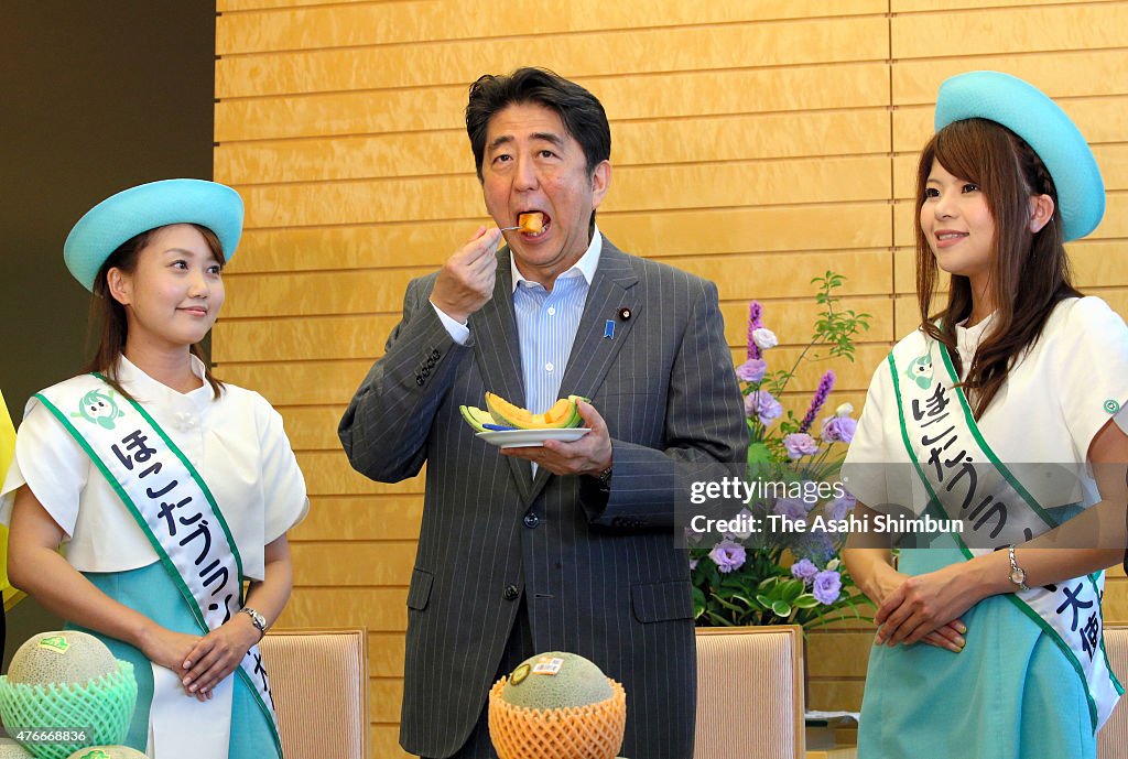 PM Abe Meets Hokota Brand Ambassadors