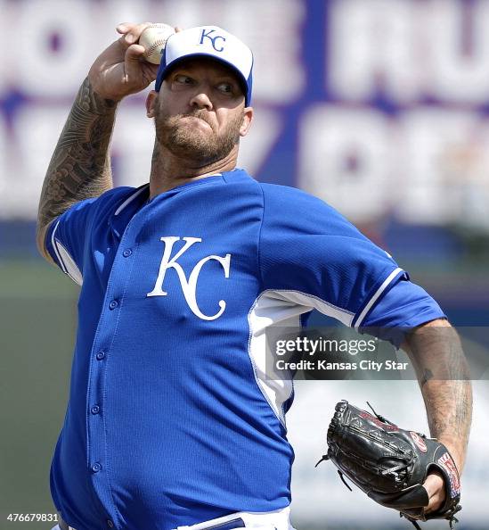 Kansas City Royals relief pitcher Jon Rauch throws during a Cactus ...