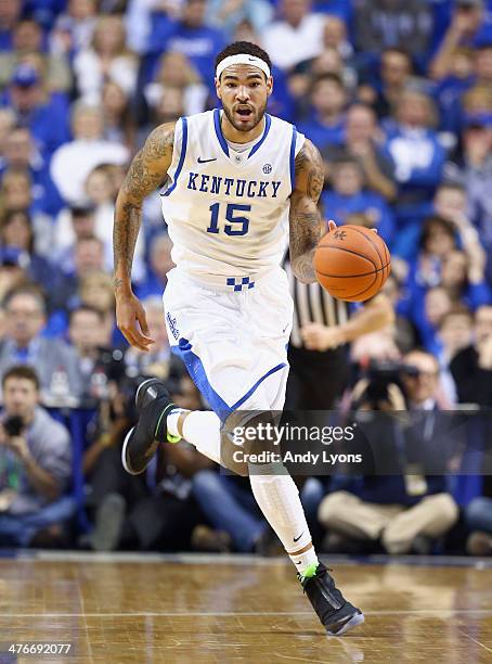 Willie Cauley-Stein of the Kentucky Wildcats dribbles the ball during the game against the Alabama Crimson Tide at Rupp Arena on March 4, 2014 in...