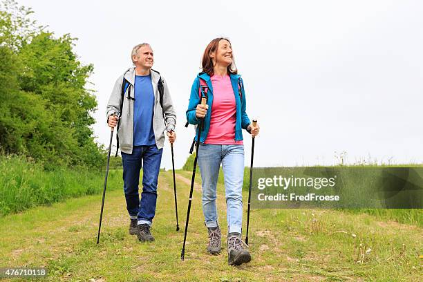 nordic walking-aktive älteres paar genießen sie wandern - walker stock-fotos und bilder