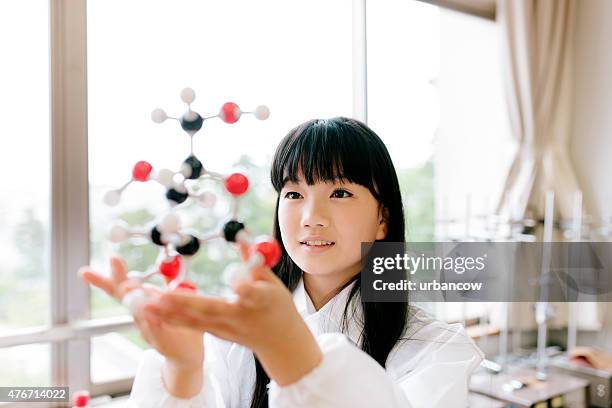 giapponese high school.   studenti studio, scienza laboratorio, con modello molecolare - laboratorio chimico molecola foto e immagini stock