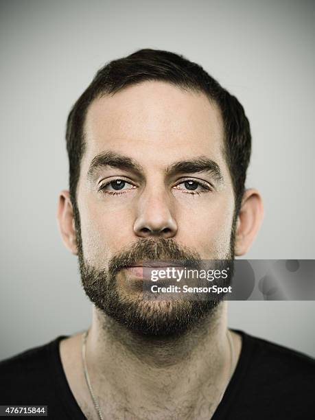 ritratto di un uomo caucasico reale - foto segnaletica foto e immagini stock