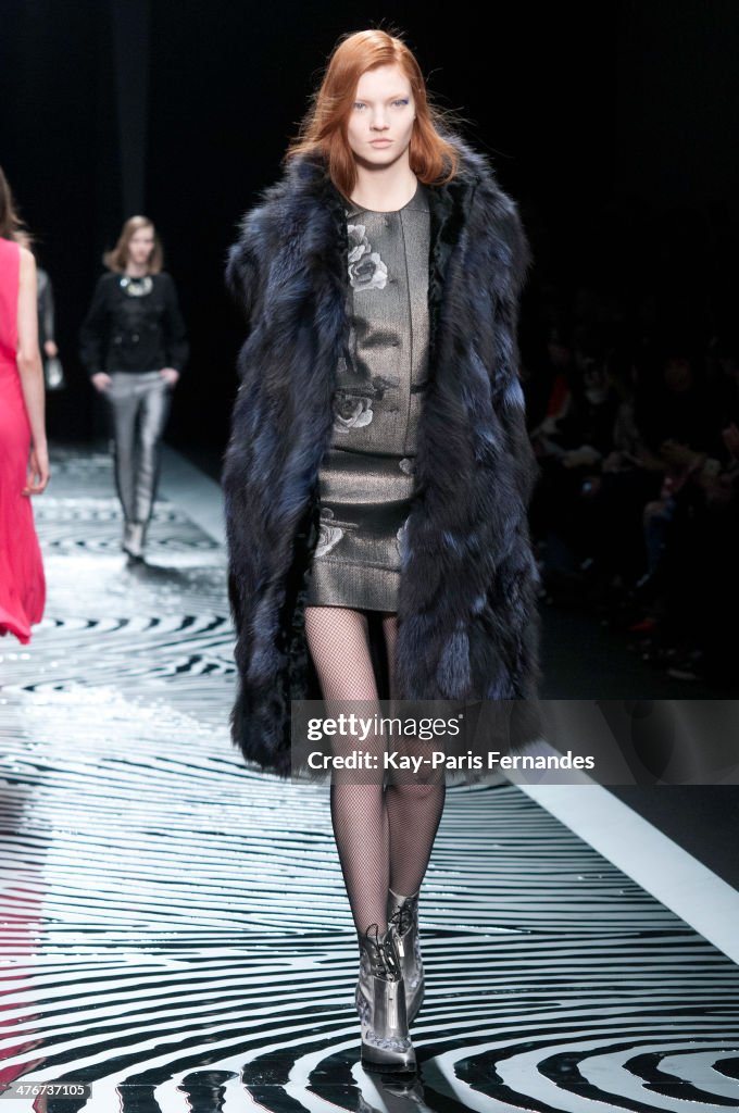 Shiatzy Chen : Runway - Paris Fashion Week Womenswear Fall/Winter 2014-2015
