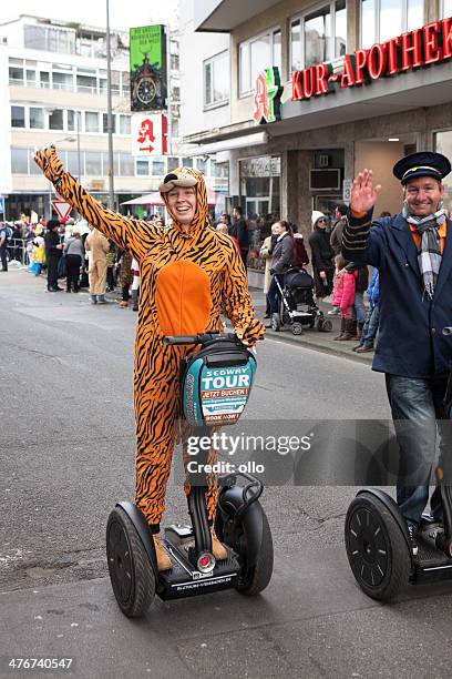 street carnival in wiesbaden 2014 - segway 個照片及圖片檔