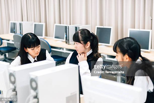 日本女性の学生のコンピュー��タラボ - pc 授業 ストックフォトと画像