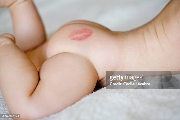 baby's bottom with lipstick kiss - boys bare bum 個照片及圖片檔