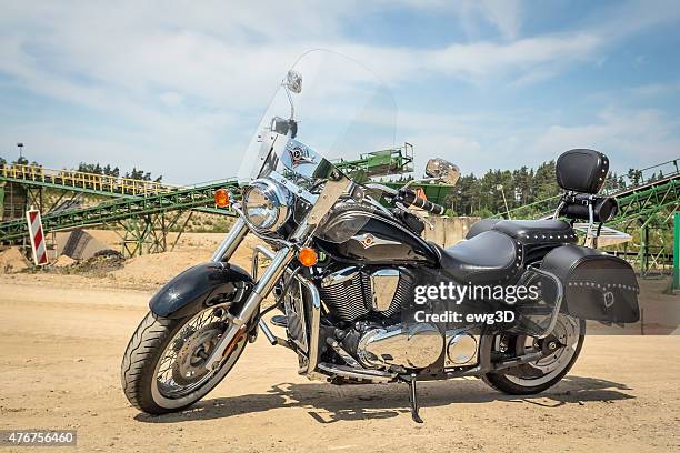 kawasaki vn 900 classic in sand quarry - 川崎重工 個照片及圖片檔