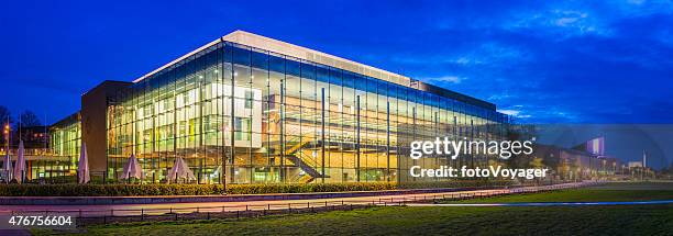 helsinki music centre modern concert hall illuminated at dusk finland - kiasma stockfoto's en -beelden