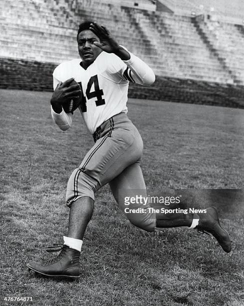 Running Back Jim Brown of the Syracuse University Orangemen circa 1955.