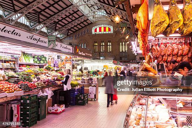 mercado central in valencia. - valence espagne photos et images de collection