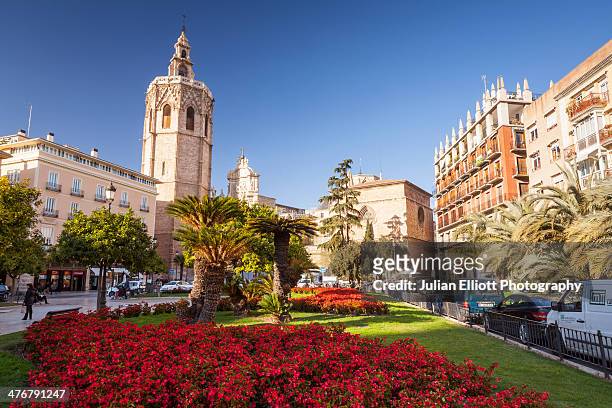 plaza de la reina and valencia cathedral. - comunidad autonoma de valencia stockfoto's en -beelden