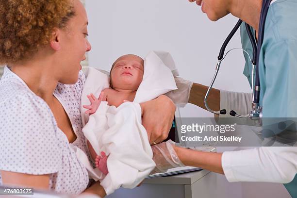 doctor handing newborn baby to mother - woman giving birth 個照片及圖片檔