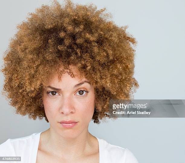 black woman raising her eyebrow - portrait grimace photos et images de collection