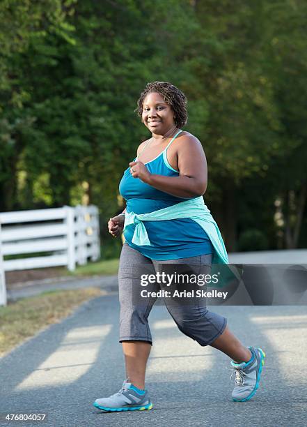 black woman jogging on road - joggeuse photos et images de collection