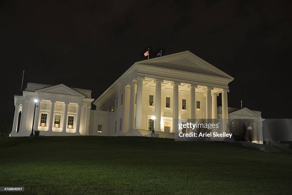 Thomas Jefferson's house at night
