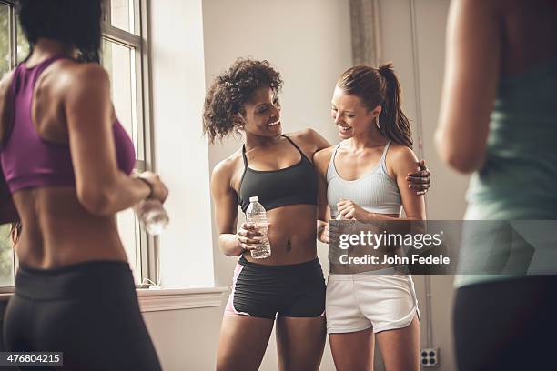 women talking in gym - sutiã para esportes - fotografias e filmes do acervo