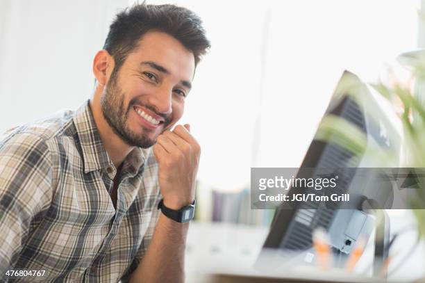 mixed race businessman smiling in office - cool modern mann büro business stock-fotos und bilder